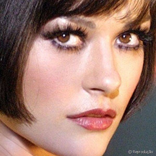 Os olhos de Catherine Zeta-Jones foram real?ados com esfumado de sombra preta em 